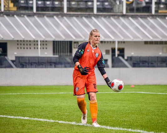 Målmand der sparker til en bold